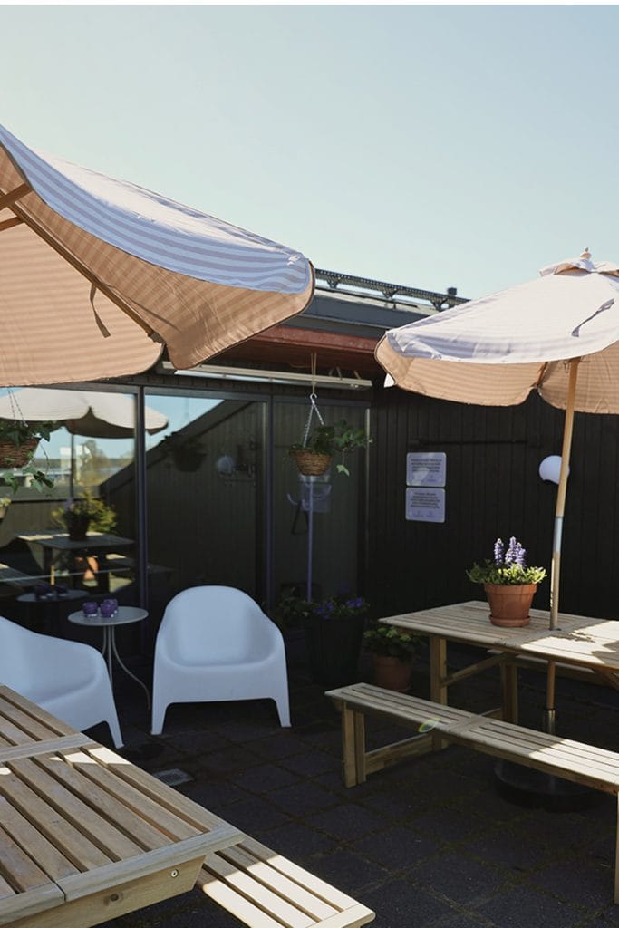 Tampereen hotellin lounge, jossa terassi
