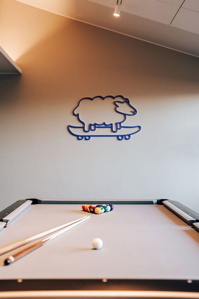 Tampereen hotellin lounge, jossa biljardi